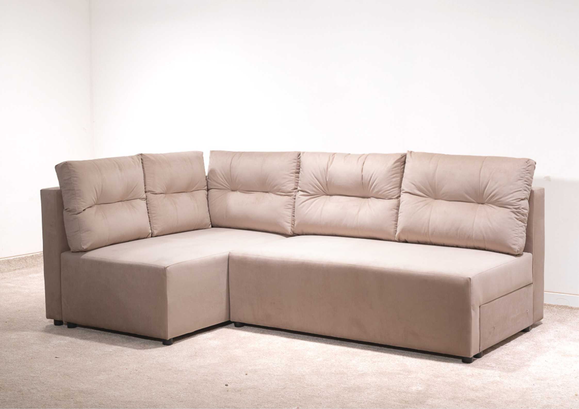 Mały narożnik z pikowanymi poduszkami beżowy